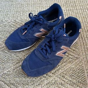 New Balance x J.Crew navy and rose gold 520 sneakers - size 9 women’s
